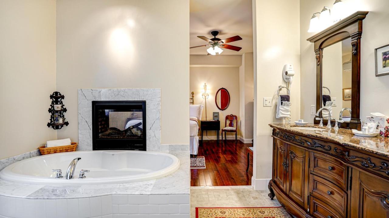 The River Belle Inn Healdsburg Bagian luar foto